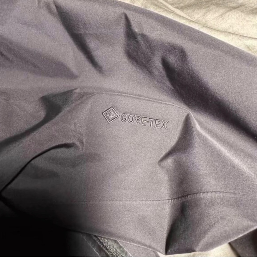 Arc'teryx Men's Dark Gray Performance Jacket - Picture 4 of 4